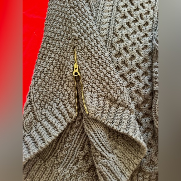 L.L. Bean Signature Women’s Cable Knit Sweater, size M , Navy Blue - Picture 2 of 5